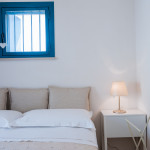 Soffici cuscini su un letto spazioso e comodo... per la tua vacanza da sogno in Puglia!